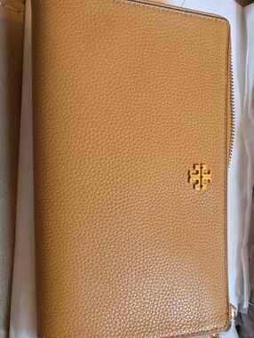 Tory Burch Pebbled Leather Zip Wallet in Camel